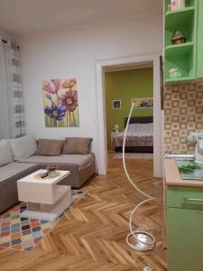 sala de estar con sofá y mesa en IGNIM 2 Apartment, en Subotica