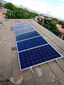 una variedad de paneles solares en el techo de una casa en TLZ Prop B&B, en Pretoria