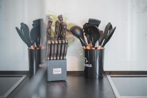 tres contenedores de utensilios de cocina sentados en un mostrador en Design-Apartment - Küche - Dachterrasse - zentral, en Leinfelden-Echterdingen
