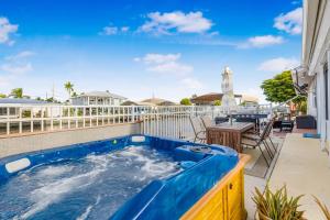 Kolam renang di atau di dekat Hot tub and Dock Gilligan's on the Island