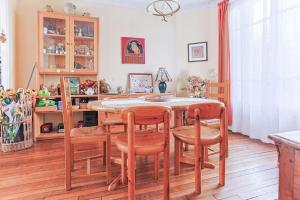 ein Esszimmer mit Tisch und Stühlen in der Unterkunft Le Marine - Maison avec jardin Disney & Paris in Le Perreux-sur-Marne