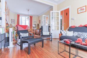 ein Wohnzimmer mit einer Couch und zwei Sesseln in der Unterkunft Le Marine - Maison avec jardin Disney & Paris in Le Perreux-sur-Marne