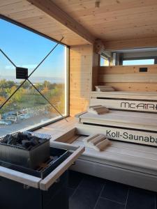 - un sauna avec une grande fenêtre dans un bâtiment en bois dans l'établissement AiREA Hotel, à Büren