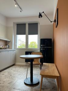 - une cuisine avec une table et deux chaises dans une pièce dans l'établissement Stylowy Apartament Przy Kaszowniku, à Toruń