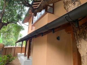 un edificio con un tubo nero sul lato. di The Mango Nest a Jaffna