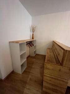 um quarto com uma secretária e uma caixa de madeira em Chez SAM em Langres