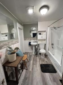 ein Badezimmer mit einem Waschbecken, einem WC und einer Badewanne in der Unterkunft Cozy Historic Getaway in Birmingham