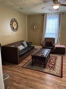 uma sala de estar com um sofá e uma mesa de centro em Cozy Historic Getaway em Birmingham