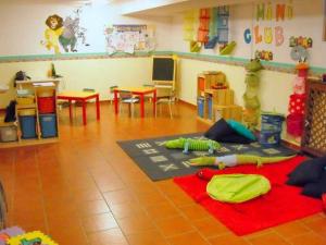 una camera con una classe con tavolo e sedie di Cervinia in residence a Breuil-Cervinia Altre 11 foto