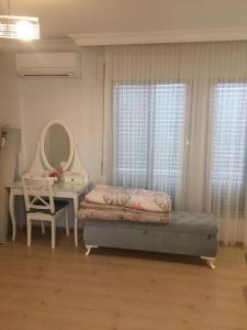 1 dormitorio con cama, tocador y espejo en Private Villa with Pool near Aegean Sea, en Urla