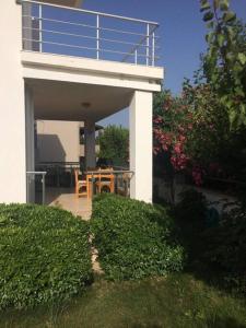 porche de una casa con mesa y balcón en Private Villa with Pool near Aegean Sea, en Urla