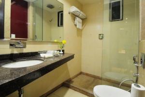 Koupelna v ubytování Hotel Smart Stay + 29 fotografií