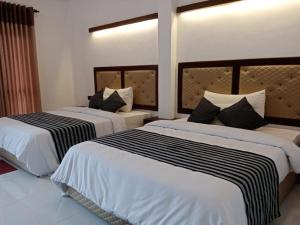 A bed or beds in a room at Four Points Resort - Anuradhapura