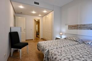 Una cama o camas en una habitación de Centro y Playa! 36 fotos más