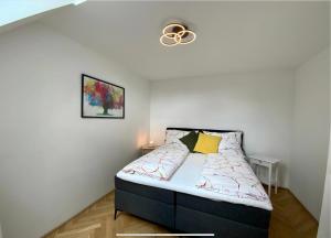 a bedroom with a bed with a ceiling fan at Freshly renovated Apartment in Trendy Area! HG21 in Vienna