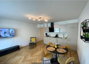 a kitchen and dining room with a table and chairs at Freshly renovated Apartment in Trendy Area! HG21 in Vienna
