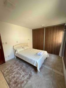 1 dormitorio con 1 cama grande en una habitación en Apto 2 quartos próx. Floripa Shopping, en Florianópolis