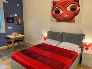 a bedroom with a bed with a painting on the wall at Tra le Torri B&B - Ampia stanza privata in appartamento con bagno privato accessibile da corridoio in Bologna