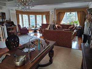 Lloyds Penthouse في تافيستوك: غرفة معيشة مع أريكة وطاولة