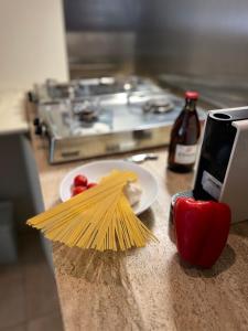 un piatto di spaghetti su un bancone con un cellulare di Appartamento in centro a Milano