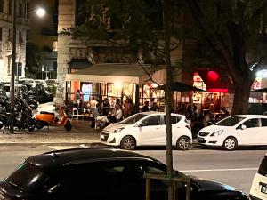 un gruppo di auto parcheggiate in una strada di città di notte di Appartamento in centro a Milano