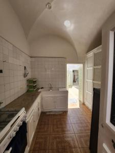 una cocina con fregadero y bañera. en Villa Hammamet en Hammamet