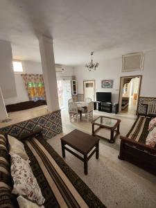 un soggiorno con divano e tavolo di Villa Hammamet a Hammamet