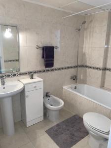 Koupelna v ubytování Ground floor apartment with 3 pools