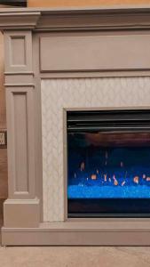 a fireplace with a fish aquarium in a building at TRASTEVERE in Tlaxcala de Xicohténcatl