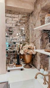 a kitchen counter with a vase of flowers on it at TRASTEVERE in Tlaxcala de Xicohténcatl