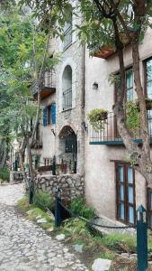 ein großes Steingebäude mit Bäumen davor in der Unterkunft TRASTEVERE in Santeagueda