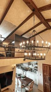 a chandelier in a kitchen with a table and chairs at TRASTEVERE in Tlaxcala de Xicohténcatl