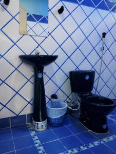 ein Bad mit einem Waschbecken und einem WC in der Unterkunft Hostal azul príncipe in Puerto Colombia