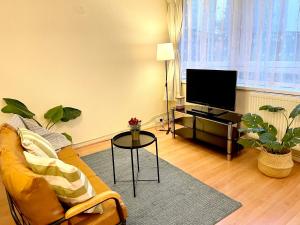 a living room with a couch and a tv at 3BR Central London close Station in London
