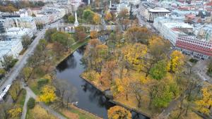 une vue aérienne sur un pont sur une rivière dans l'établissement La Boheme - the magic of Riga & Free Parking, à Riga