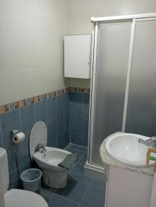 ein Bad mit einer Dusche, einem WC und einem Waschbecken in der Unterkunft Playa Beach Malaga 3habts dobles, cocina familiar, apartamento completo in La Cala del Moral