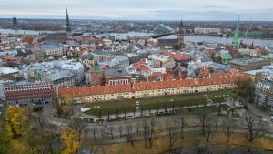 uma vista aérea de uma cidade com edifícios e um rio em Baltic Amber in Diplomatic District & Free Parking em Riga
