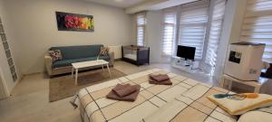 uma sala de estar com uma cama e um sofá em Rooms in the heart of Sisli - 1 min to metro - Shared bathroom and kitchen em Istambul