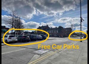 um grupo de carros estacionados num parque de estacionamento em Entire YellowApt near Belfast City Centre - Free parking - Up to 3 guests - 2 beds em Belfast