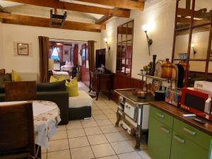 a living room with a couch and a kitchen at Ferienwohnung Villa del Viola Leonardo Apartment in Heinsberg