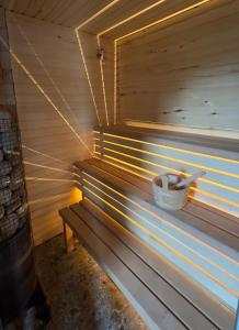 una sauna de madera con un cubo en un banco en Ubytovanie u Slovana Chata, 