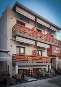 un edificio con balconi e tavoli di fronte ad esso di Electra Suites a Samotracia