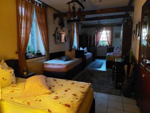 een slaapkamer met 2 bedden en een woonkamer bij Ferienwohnung Villa del Viola Leonardo Apartment in Heinsberg