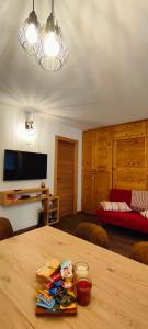 Una habitación con una mesa con comida encima. en Complesso i Dadi - Condominio Cielo Alto, en Breuil-Cervinia