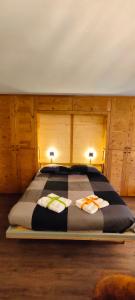 Un dormitorio con una cama grande con dos almohadas encima. en Complesso i Dadi - Condominio Cielo Alto, en Breuil-Cervinia