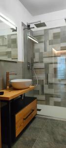 un baño con lavabo y ducha en Complesso i Dadi - Condominio Cielo Alto, en Breuil-Cervinia