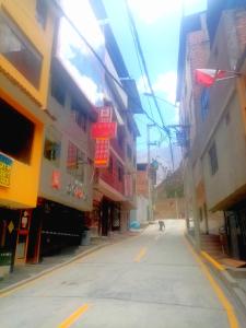 une rue vide dans une ville avec des bâtiments dans l'établissement Hotel D'Gloria, à Churín
