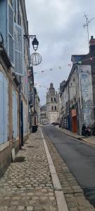 una strada cittadina vuota con edifici e un edificio di Studio 4 personnes aux pieds du château de Blois avec expérience de dormir sous les aurores boréales a Blois