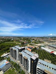 una vista aérea de una ciudad con edificios altos en K Avenue Seaview Nearby Kota Kinabalu Airport, en Kota Kinabalu