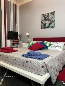 um quarto com uma cama com toalhas em Seven boutique hotel em Sestri Levante